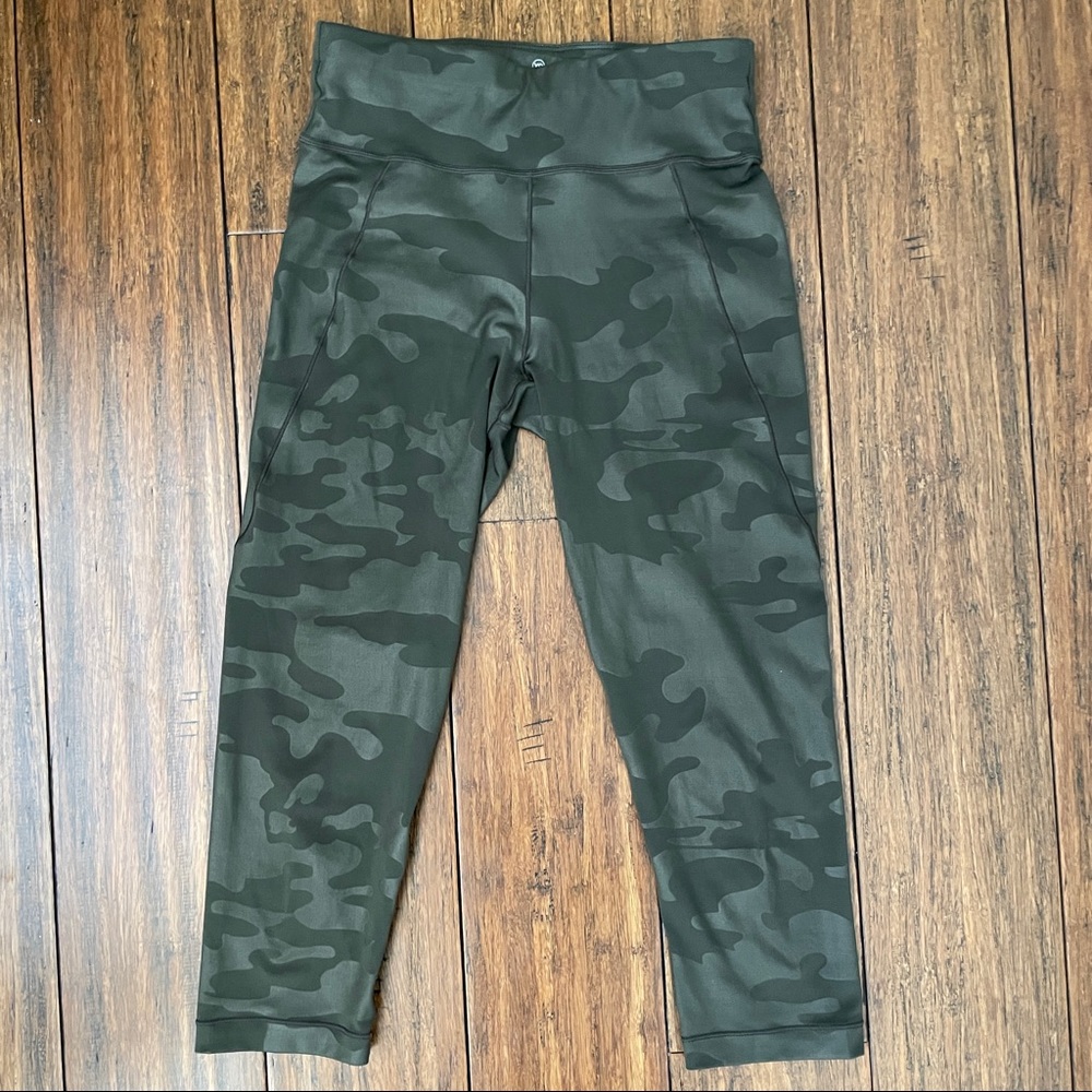 Sweaty Betty Contour Embossed Cropped Camo Leggings